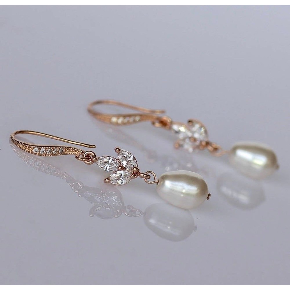 14K Gold Plated Freshwater Shell Pearl Necklace and Earrings Set - Picture 2 of 9